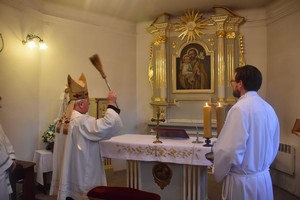 Biskup Jan Piotrowski poświęcił odnowioną kaplicę na kieleckiej Dąbrowie