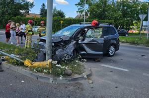 Zderzenie trzech pojazdów na ulicy Krakowskiej. Dwie osoby trafiły do szpitala