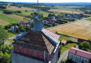 Gwałtowna wichura uszkodziła dach kościoła w Grzymałkowie