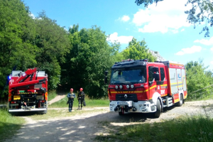 Mężczyzna utknął na półce skalnej. W akcji strażacy