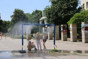 Kurtyny wodne i pitniki. Wodociągi ze sposobem na upał