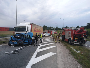 „Czołówka” ciężarówki i osobówki w Chęcinach. Jedna osoba w szpitalu