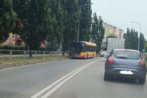 Autobusem miejskim uderzył w barierki. Groźne zdarzenie na ul. Jagiellońskiej