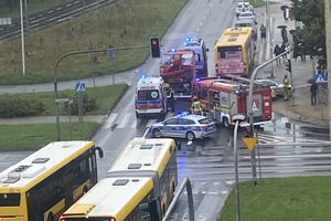 Chciał przepchnąć samochód. Uderzył w autobus i trafił do szpitala