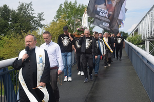 Sierpniowy Męski Różaniec w Kielcach. Wielu mężczyzn poszło w modlitewnej procesji