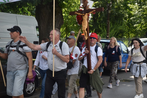 [FOTO+VIDEO] Deszcz, słońce i… ślub. Pielgrzymi dotarli do Buska-Zdroju, Pińczowa i Chmielnika