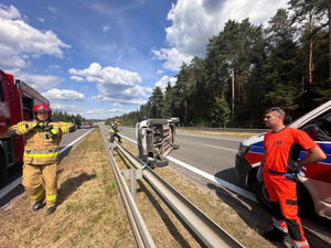Zderzenie na trasie S7 w Suchedniowie. Na miejscu LPR