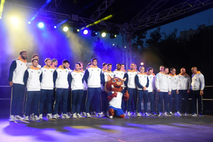 Industria zaprezentowana. W tle drużyna 60-lecia