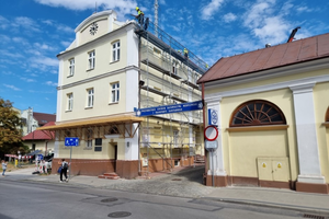 Remontują zabytkowy dach budynku pogotowia