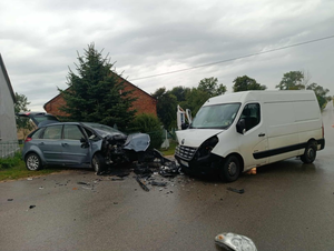 Wypadek z udziałem busa i osobówki w miejscowości Lubania