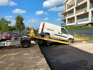 Wrak na remontowanym fragmencie ulicy Permskiej. Został odholowany