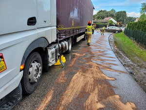 Zderzenie ciężarówki i auta osobowego, droga zablokowana