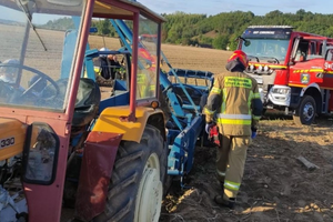 Praca w polu zakończona urazem ręki i interwencją strażaków