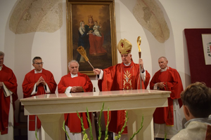 [FOTO] Biskup Kielecki Jan Piotrowski poświęcił kaplicę św. Anny w Pińczowie