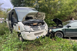 Czołowe zderzenie szkolnego busa i osobówki. Dwie osoby w szpitalu, w tym dziecko