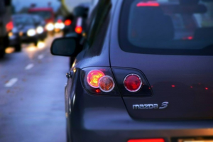 Jesienią sprawdź światła w pojeździe