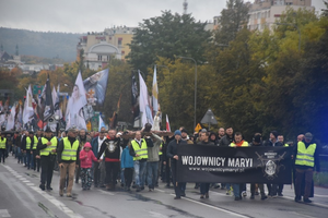 Wojownicy Maryi przeszli przez Kielce. Tysiące mężczyzn w pięknej procesji różańcowej