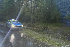 Schorowana kobieta i grzybiarz. Pomogli policjanci ze Stąporkowa