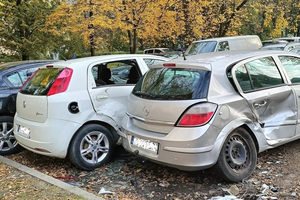 Kierowca wjechał na parking i zniszczył zaparkowane auta. Szuka go policja