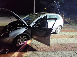 Osobówka wypadła z drogi i dachowała, kierowca wydmuchał trzy promile