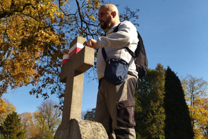 Trwa akcja „Oddaj Chwałę Bohaterom”. Uczestnicy porządkują groby patriotów