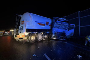 Utrudnienia na S7. Tir uderzył w bariery