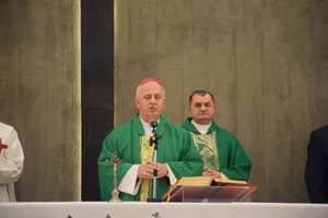 [FOTO] Biskup Jan Piotrowski modlił się za pomordowanych mieszkańców Michniowa