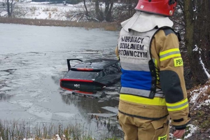 Kierowca samochodu osobowego wjechał do stawu w miejscowości Szabelnia