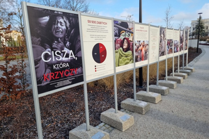 Wystawa o ofiarach wojny w Strefie Gazy stanęła w Ogrodzie Wolności