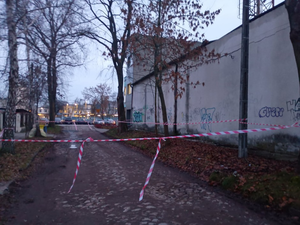 Pęknięta ściana budynku drukarni. Na miejscu nadzór budowlany