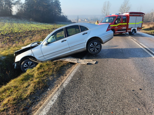 [FOTO] Kraksa w Chełmcach. Jedna osoba w szpitalu