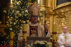 Biskup Jan Piotrowski podczas Pasterki: Bądźmy wśród tych, którzy idą ku Chrystusowi