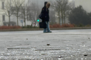 Chodniki jak lodowiska! Trudne warunki dla pieszych i kierowców