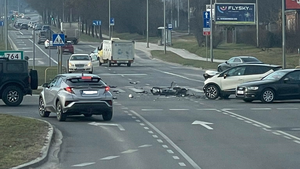 Zdarzenie drogowe na ruchliwym skrzyżowaniu