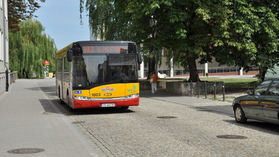 Zmusił kierowcę autobusu do gwałtownego hamowania. Policja szuka świadków