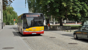 Zmusił kierowcę autobusu do gwałtownego hamowania. Policja szuka świadków