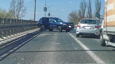 Stracił panowanie nad autem i uderzył w bariery. Duże utrudnienia w okolicy ul. Krakowskiej