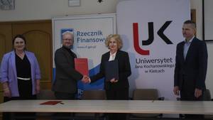 Studenci rozmawiają o bezpieczeństwie finansowym. Dzień Rzecznika Finansowego na UJK