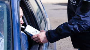 Kompletnie pijany kierowca podróżował z małym dzieckiem