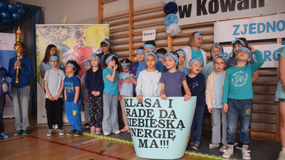 Dobra zabawa i budowanie więzi zamiast rywalizacji. Niebieskie Igrzyska w szkole w Kowali