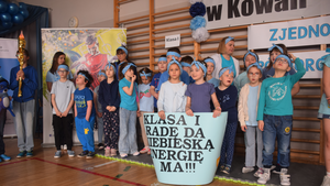 Dobra zabawa i budowanie więzi zamiast rywalizacji. Niebieskie Igrzyska w szkole w Kowali