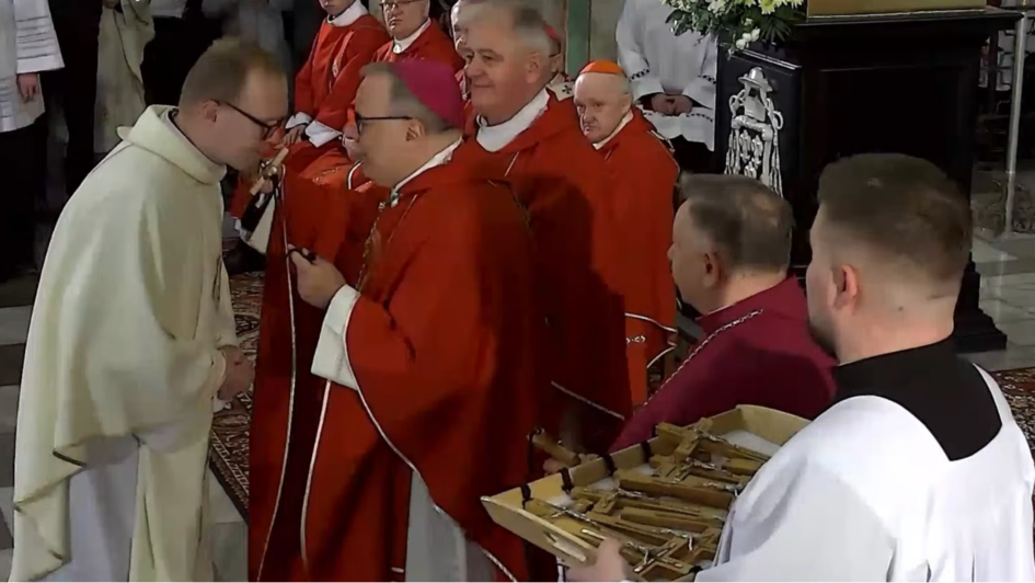 W Gnieźnie wręczono krzyże misyjne. Kielczanin pojedzie do Peru