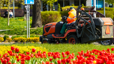 Koszenie traw  w mieście czas start 