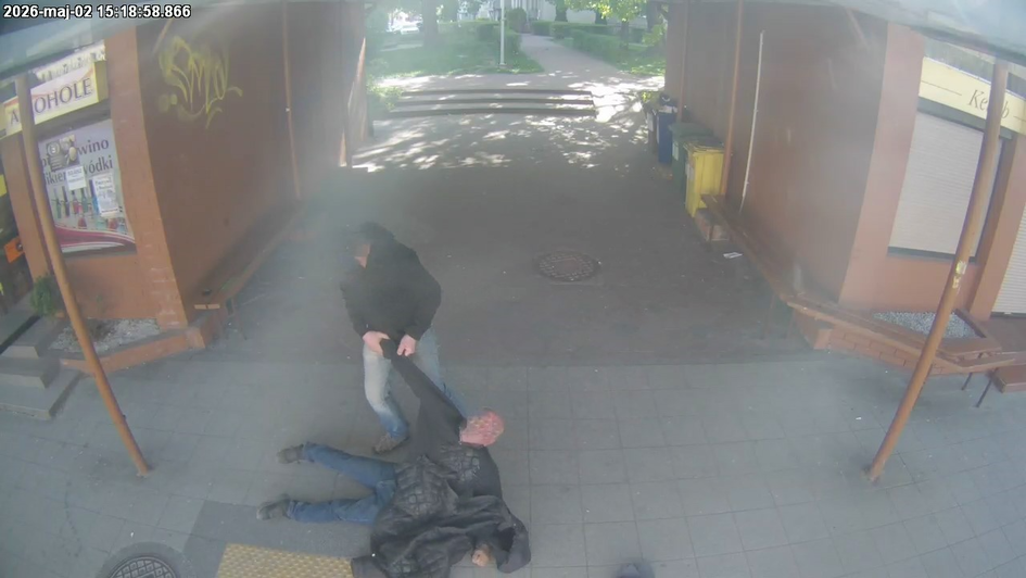 Znienacka zaatakował starszego mężczyznę. Wszystko nagrały miejskie kamery