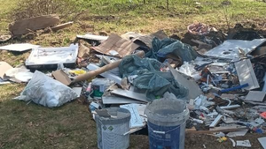 Dzikie wysypiska w Kielcach. Opony, odpady bytowe, a nawet… karoserie samochodów