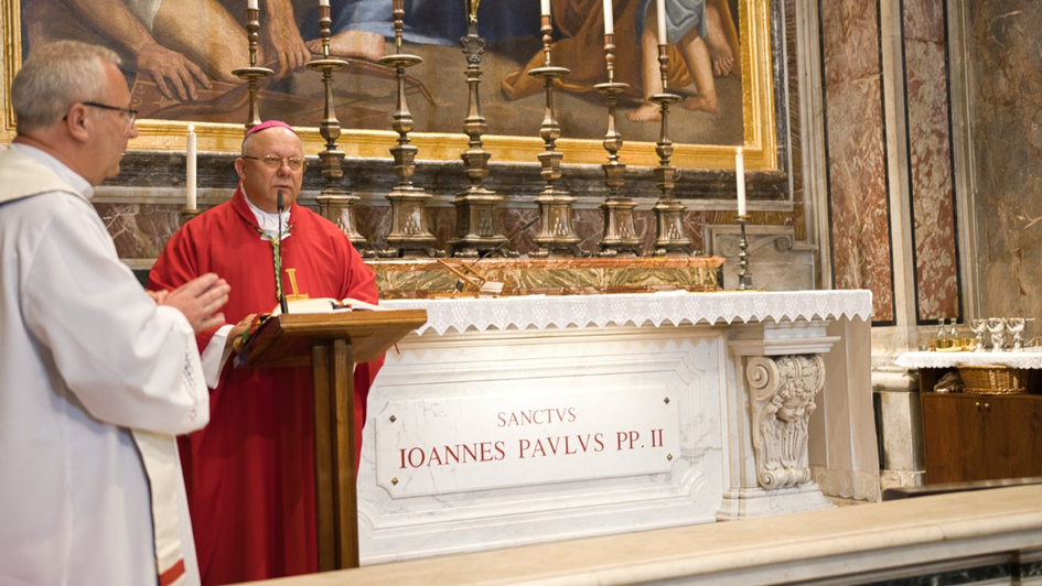 Arcybiskup Henryk Jagodziński przy grobie św. Jana Pawła II: Jezus jedyną drogą człowieka