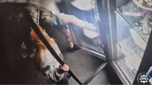 [WIDEO] 15-latek wybił szybę w automacie. Odpowie przed sądem rodzinnym