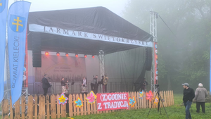 Jarmark na Świętym Krzyżu, mimo niepogody, przyciągnął tłumy gości