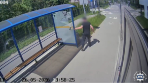 Z siekierą ruszył na… wiatę przystankową. Odpowie za zniszczenie mienia