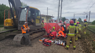 Pijany operator koparki potrącił pracownika. Poszkodowany jest w ciężkim stanie 